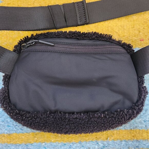 Lululemon Everywhere Belt Bag Black Sherpa - Picture 5 of 7